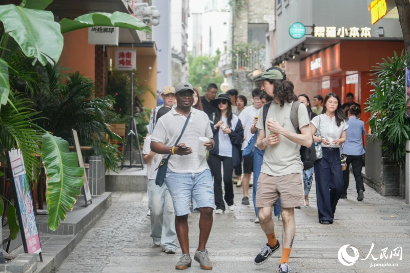 「南頭古城」を散策する人民網の取材チーム（撮影・王星）。