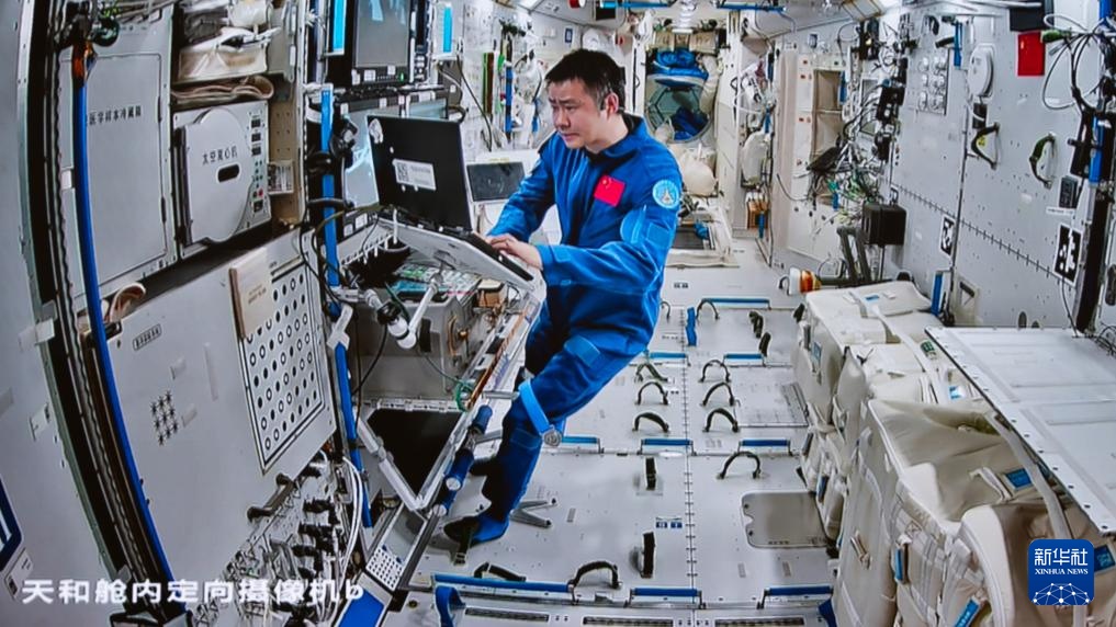 これは9月25日夜、北京宇宙飛行制御センターのスクリーンに映し出された、神舟20号の宇宙飛行士・陳冬氏が宇宙ステーションコンビネーションで作業する様子。 撮影・李明剛