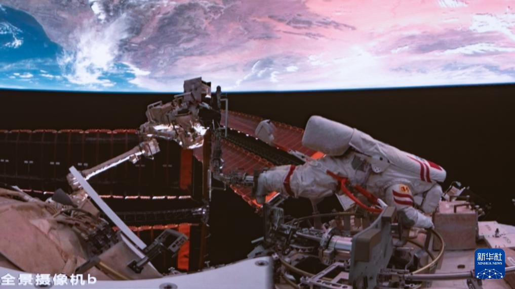 9月25日夜、北京航天飛行管制センターのスクリーンに映し出された、神舟20号の宇宙飛行士・王傑氏が宇宙ステーションコンビネーションの船外で作業する様子。 撮影・李明剛