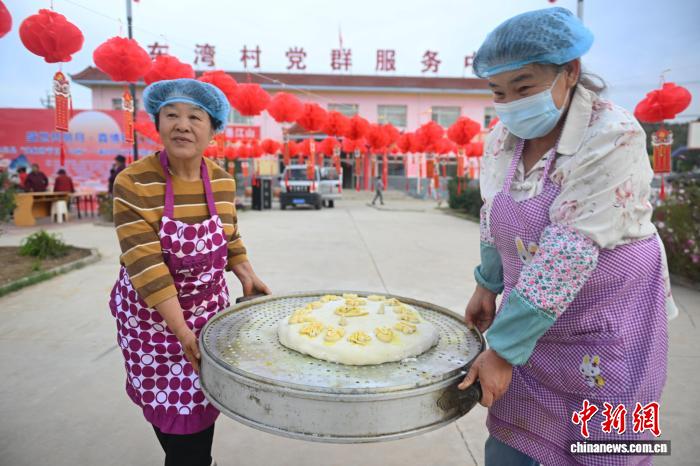 巨大農村風月餅作りで笑顔に　甘粛省皋蘭