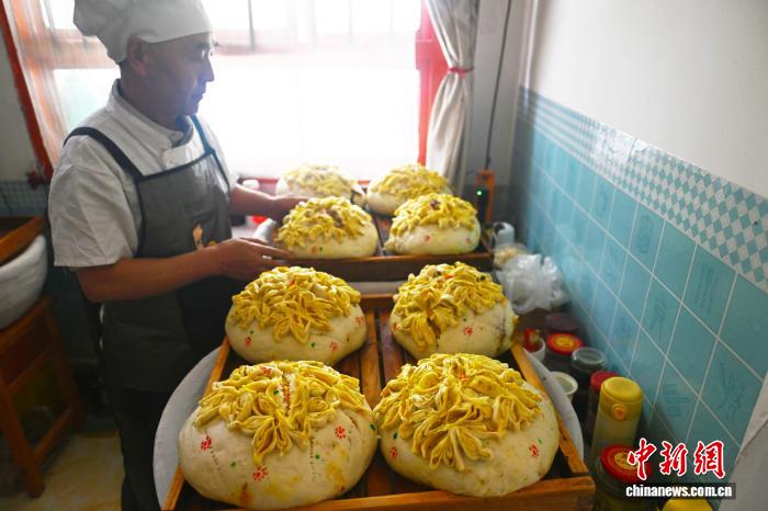 巨大農村風月餅作りで笑顔に　甘粛省皋蘭