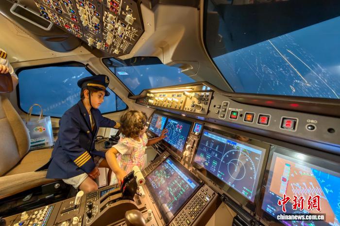 2025年「漢語橋」出場者がC919型機の飛行シミュレータを体験　天津