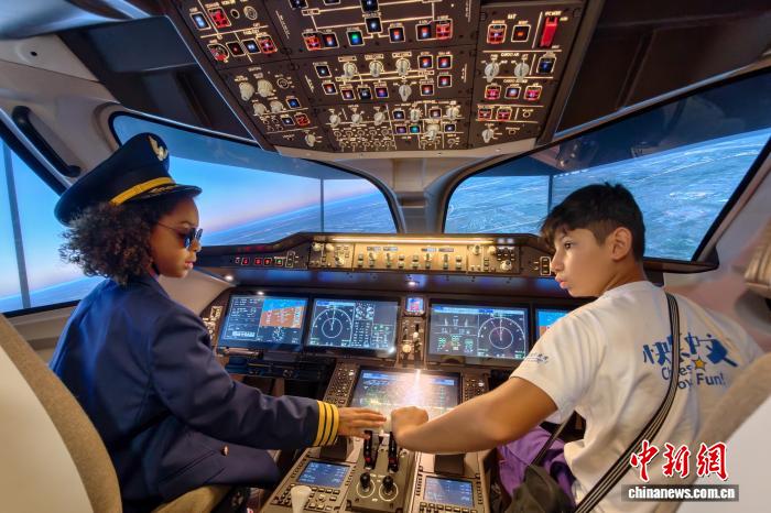 2025年「漢語橋」出場者がC919型機の飛行シミュレータを体験　天津