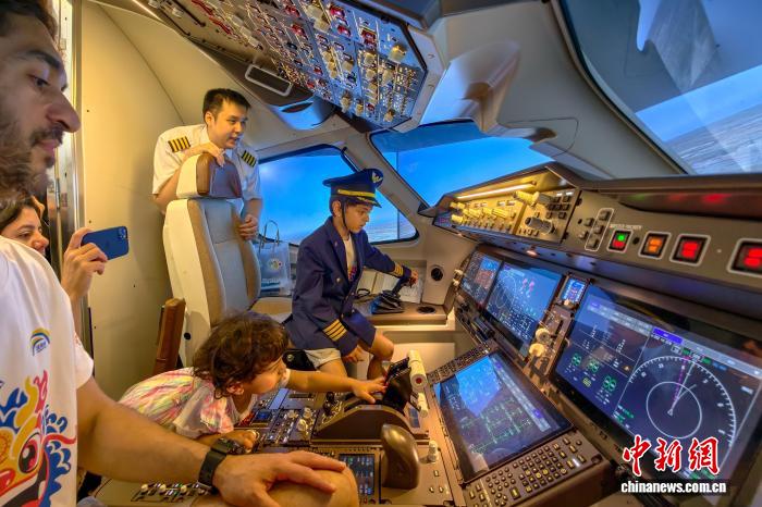 2025年「漢語橋」出場者がC919型機の飛行シミュレータを体験　天津