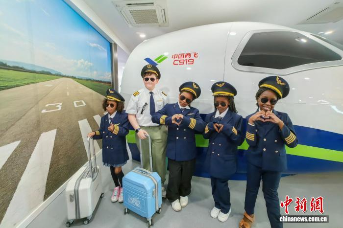 2025年「漢語橋」出場者がC919型機の飛行シミュレータを体験　天津