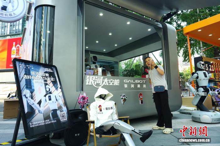 成都市内にロボット店員が登場　四川省