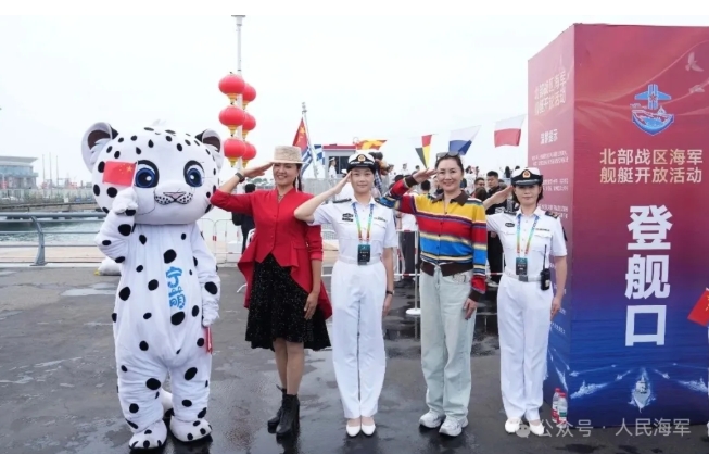 軍艦にユキヒョウの着ぐるみが登場