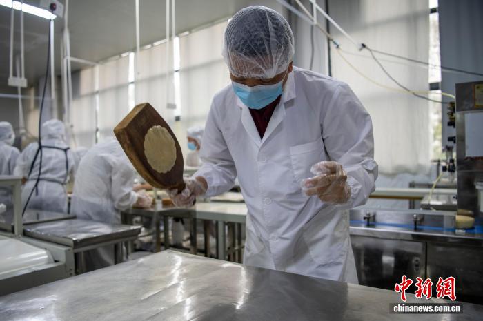 「中国のビッグサイズ月餅の里」が中秋節に向けて生産フル稼働　広西