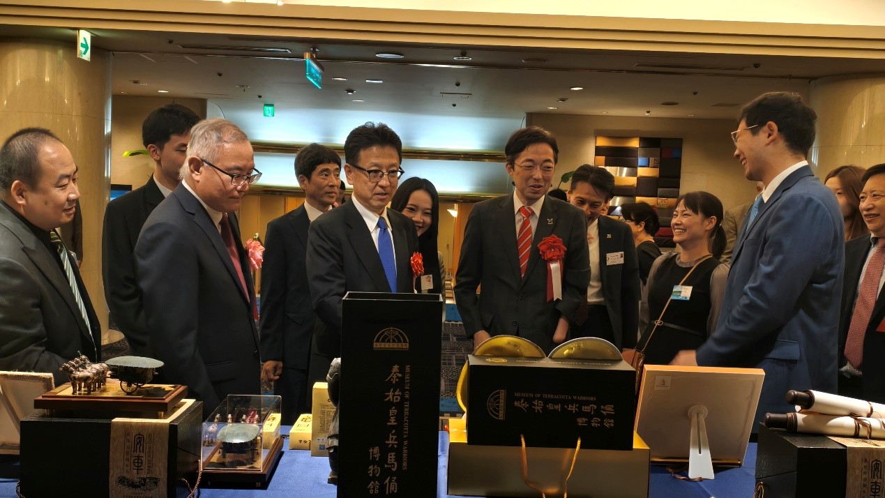 レセプションで交流する来賓たち（写真提供・在福岡中国総領事館）。