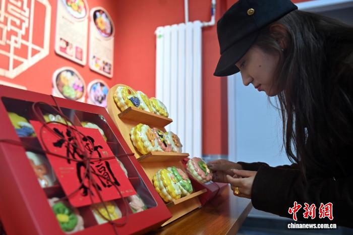 中秋節控え、飾り蒸しパンで作った月餅が人気に　甘粛省蘭州