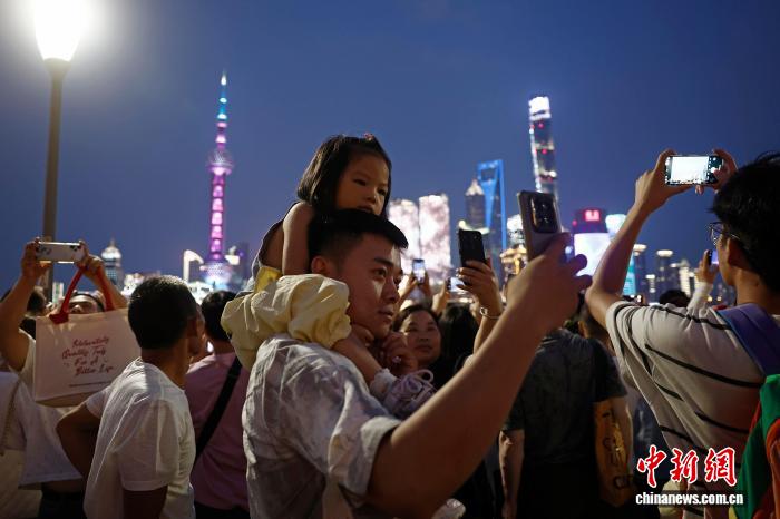 国慶節連休　上海・外灘で黄浦江両岸の景色を楽しむ観光客