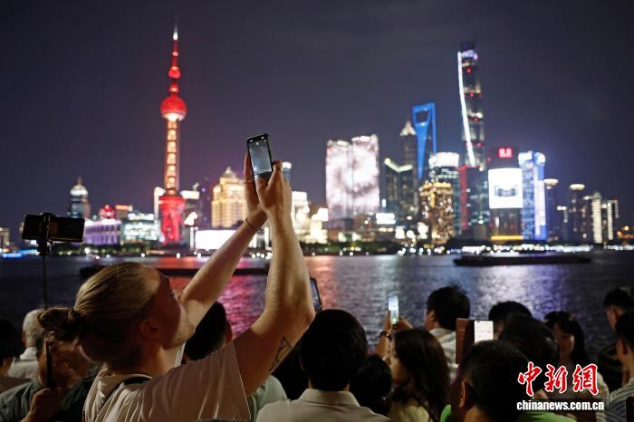 国慶節連休　上海・外灘で黄浦江両岸の景色を楽しむ観光客