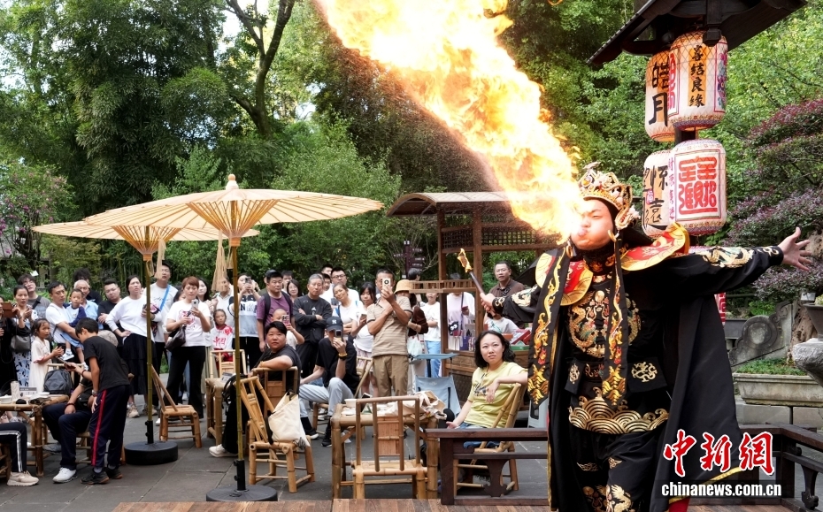 中国各地で8連休を満喫する人々