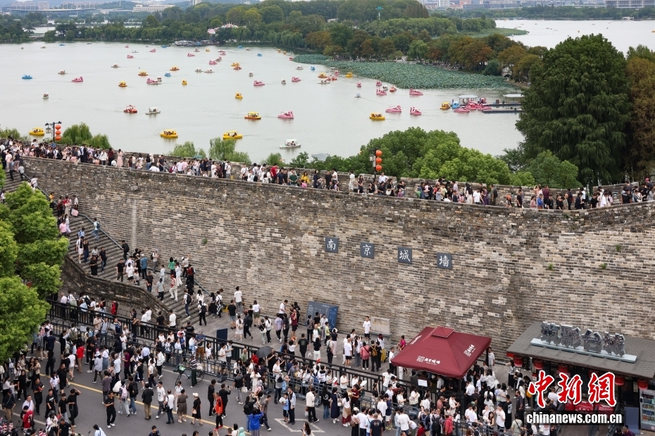 中国各地で8連休を満喫する人々