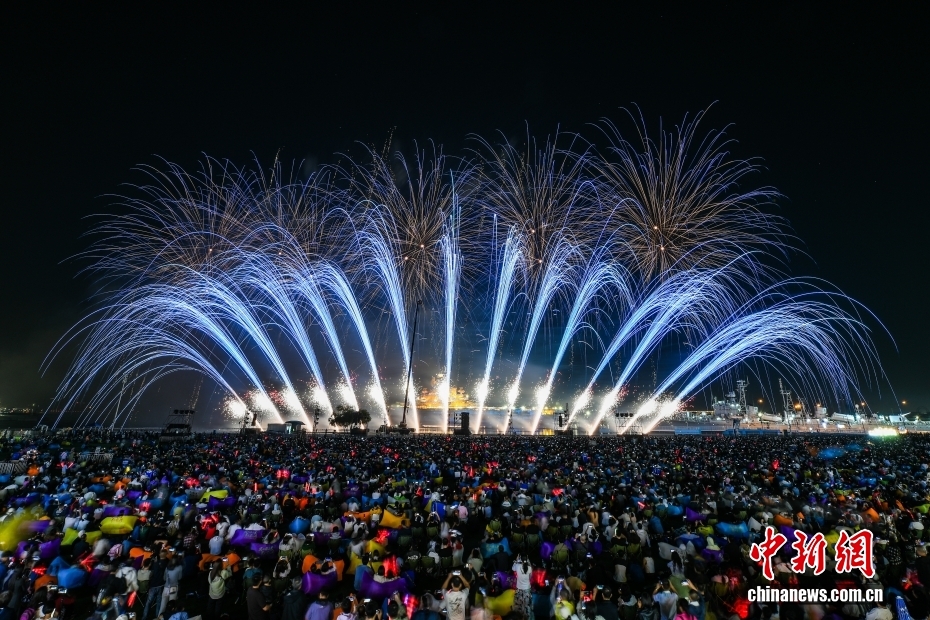 中国各地で8連休を満喫する人々