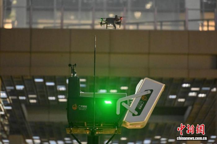 ポールには、ドローンとドローンポートが設置され、人手による点検作業を代替する。（撮影・陳楚紅）