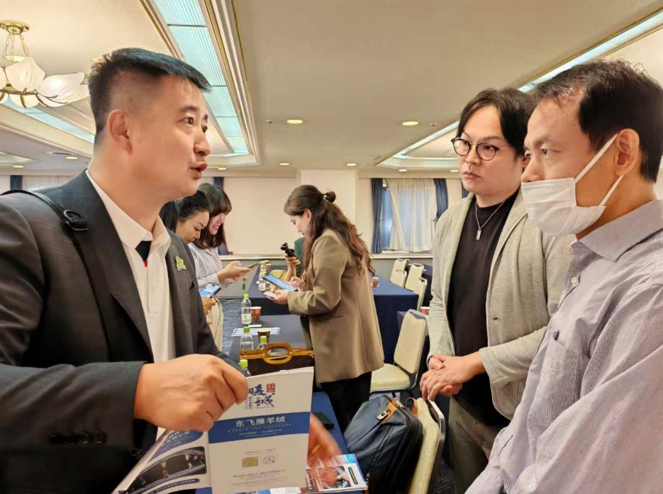 中国企業の説明を真剣な面持ちで聞く日本の企業関係者（写真提供・主催者）。