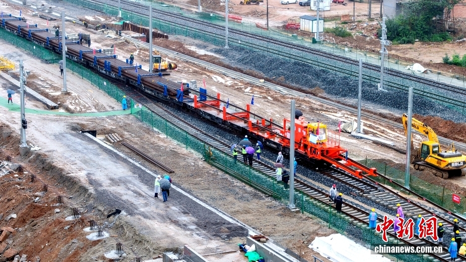 西康高速鉄道で全線の線路敷設工事がスタート　陝西省