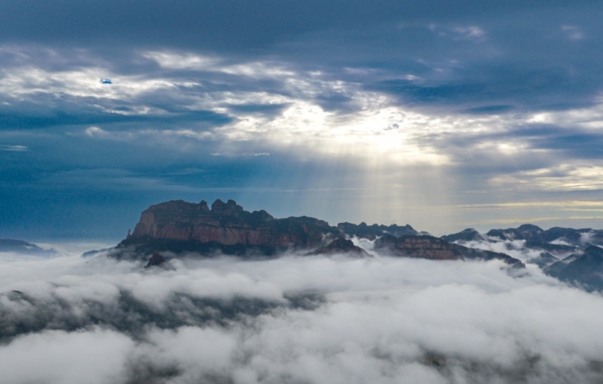 東太行百里画廊に広がる美しい雨上がりの雲海　河北省