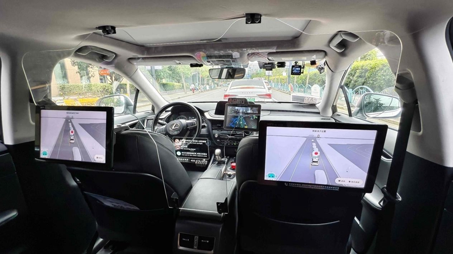 2025年7月28日、上海で開催された「2025世界人工知能大会」でL4レベル自動運転を体験する来場者（撮影・陳玉宇／人民図片）。