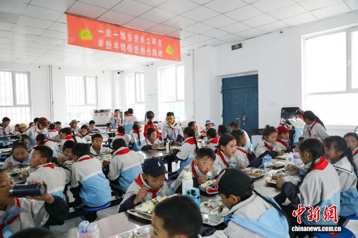 児童36万人に栄養に富んだ無料の学校給食　青海省果洛