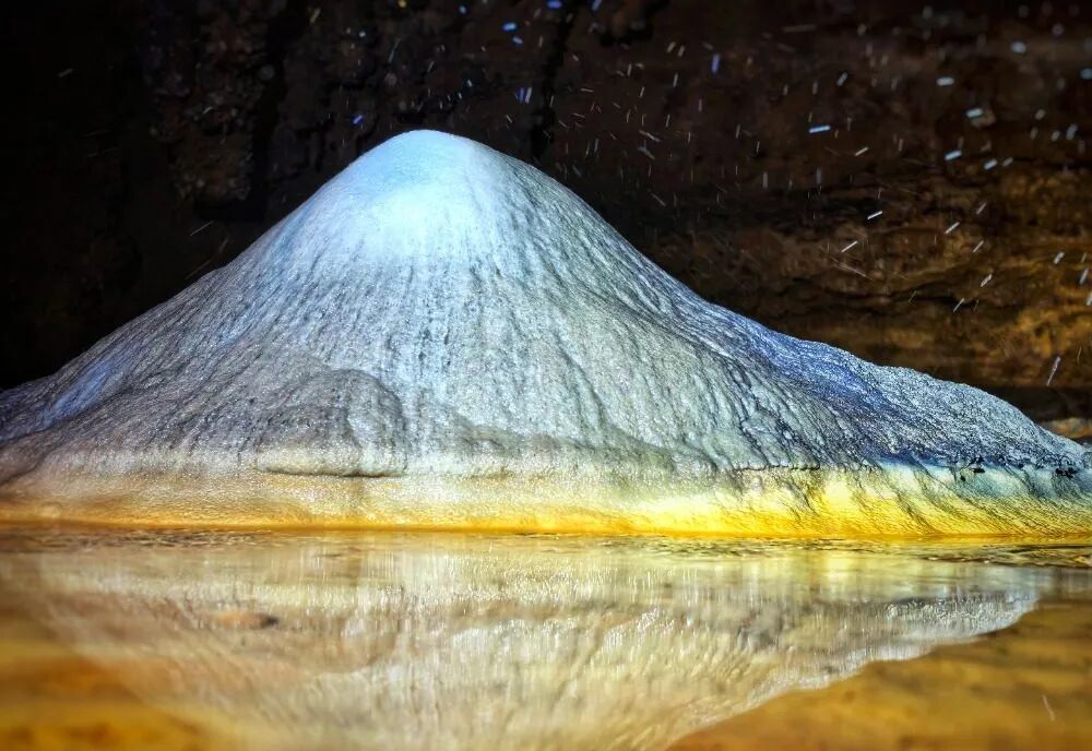 重慶で非常に珍しい鐘乳洞が発見！石膏の結晶群やパンダの骨を確認