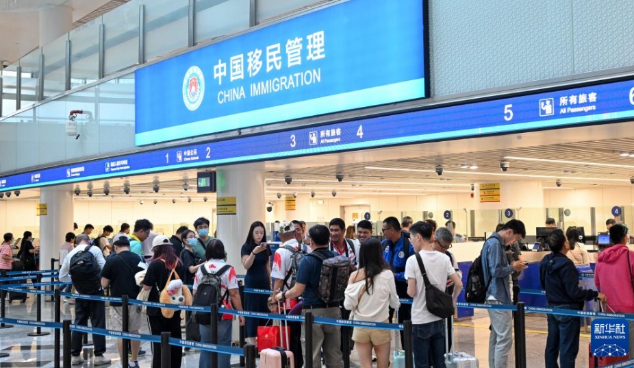 海口美蘭国境検査所で、入国手続きのために列に並ぶ外国人旅客（10月15日撮影・楊冠宇）。