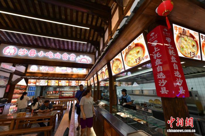 沙県東門古街にある沙県小吃大食堂で、各種小吃を味わう人々（10月15日撮影・張斌）。