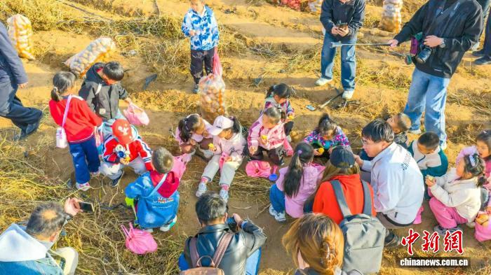 呼和浩特（フフホト）市武川県の畑で「小さい秋を見つけた」子供たち（撮影・楽炎）。