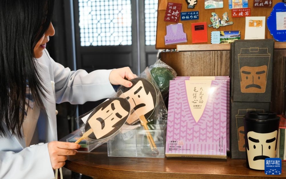 魯迅故里で、文化クリエイティブグッズを選ぶ観光客（10月23日撮影・翁忻暘）。