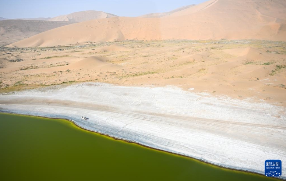 秋を迎えた巴丹吉林砂漠　内蒙古