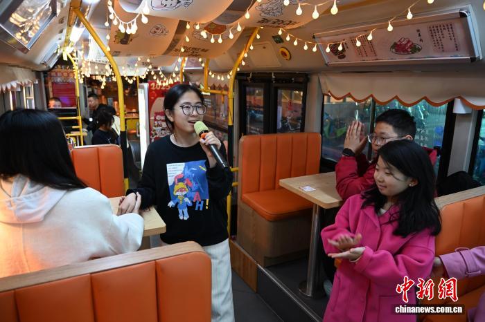 内蒙古自治区呼和浩特市を走行する観光バスでカラオケを楽しむ若者(10月25日撮影・劉文華)。