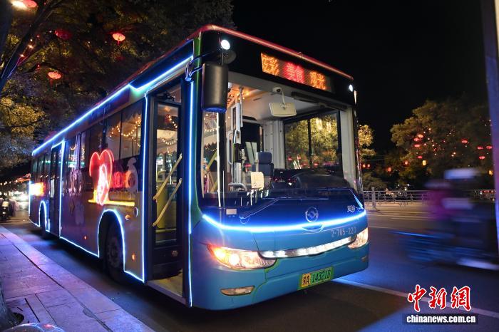 観光客の間で観光バスが人気に　内蒙古・呼和浩特