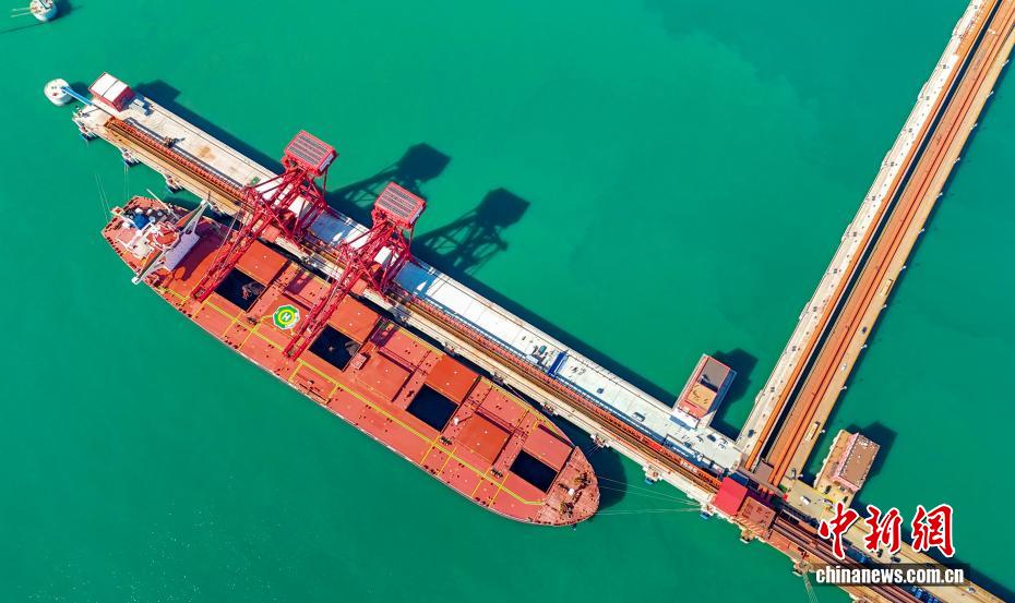 埠頭で荷卸し作業を行う船舶(ドローンによる撮影・張進剛)。