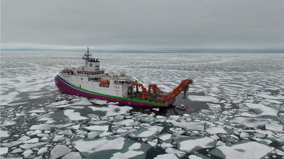 北極海域で任務を遂行する科学調査船。画像提供:自然資源部