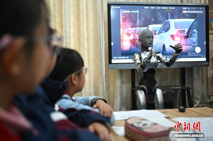 世界初の教育用等身大サイズの人型ロボットが授業実施 安徽省合肥