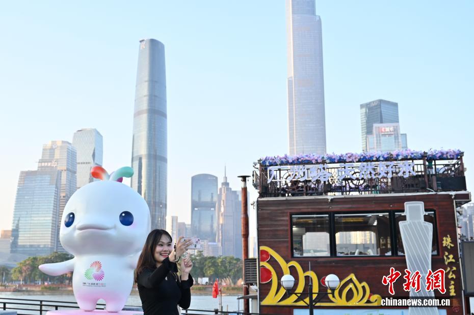 広州の街を飾る第15回全運会・スペシャルオリンピック全国大会マスコット　広東省