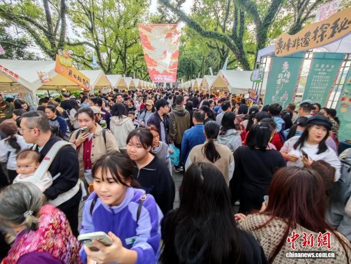 桂林アートフェスティバルで人気を集めた山水アートマーケット　広西