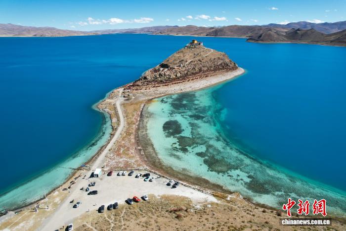 西蔵(チベット)自治区の羊卓雍錯にたたずむ日托寺(10月25日、ドローンによる撮影・江飛波)。