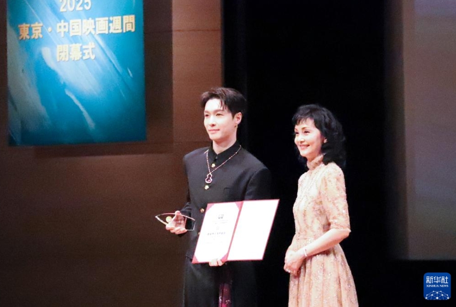 日本・東京で映画「愛がきこえる」で最優秀主演男優賞を受賞した俳優の張芸興（写真左、10月28日撮影・李子越）。