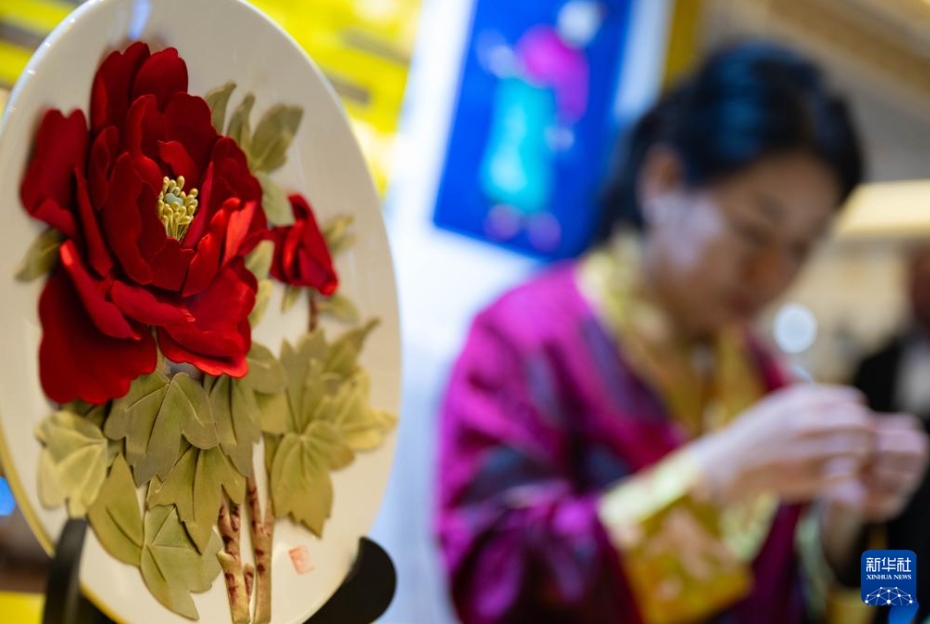 青海省の特別PRイベント「大美なる青海」で職人によって披露された同省の伝統刺繍「青繍」(10月28日撮影・張金如)。