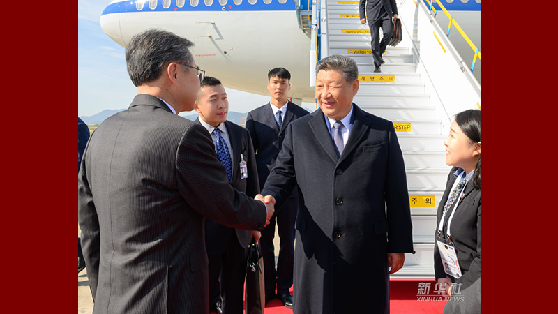 習近平国家主席が第32回APEC非公式首脳会議出席と韓国国賓訪問のため韓国に到着