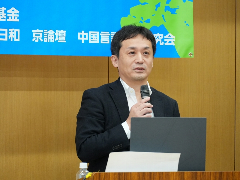 挨拶する笹川日中友好基金の尾形慶祐特任グループ長（撮影・許可）。