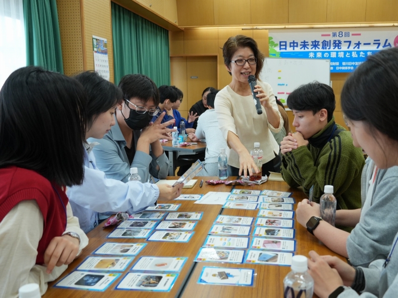 カードゲームを通して海洋ゴミの問題をどのように解決するかシミュレーションする学生たち（撮影・許可）。