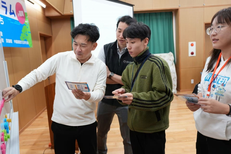 カードゲームを通して海洋ゴミの問題をどのように解決するかシミュレーションする学生たち（写真提供・笹川日中友好基金）。