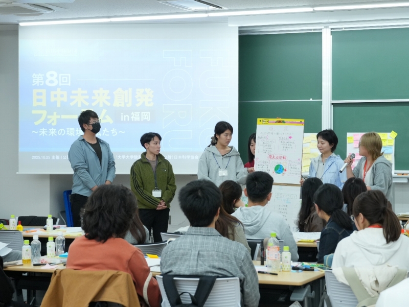 グループワークの成果を発表する学生たち（撮影・許可）。