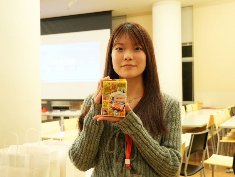 ゲットしたラブブを見せる高良凜乃さん（撮影・許可）。