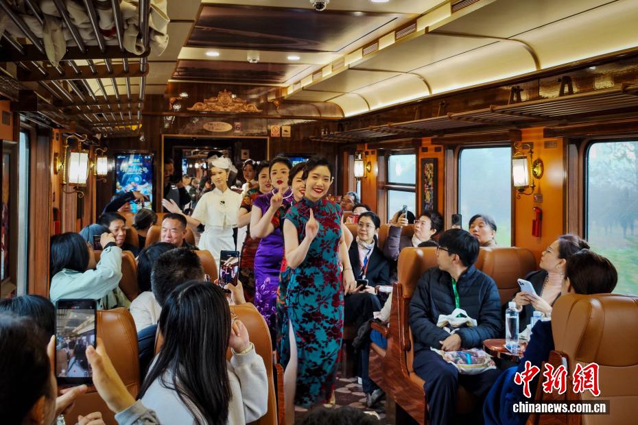 中国初のテーマエンタメ没入型文化観光列車「津旅時光号」が天津から出発