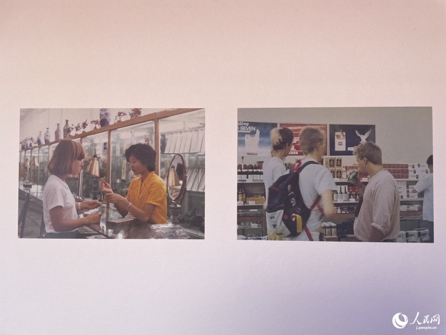 北京友諠商店で買い物をする外国人(「友諠花園」内の説明プレートを撮影・勝又あや子)