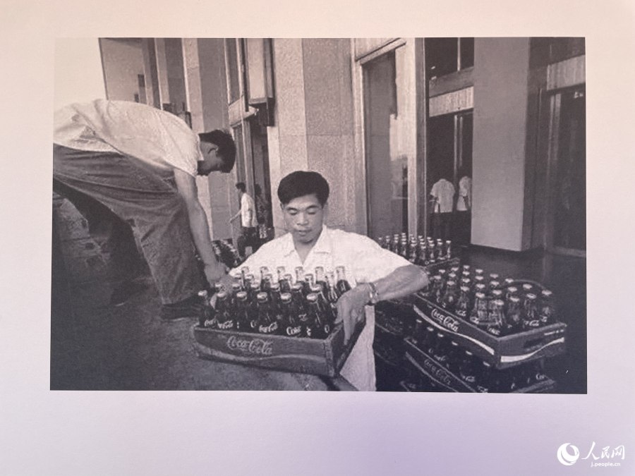 コカ・コーラの搬入作業の様子(「友諠花園」内の説明プレートを撮影・勝又あや子)